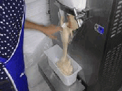 พนักงานผลิตไอศครีม